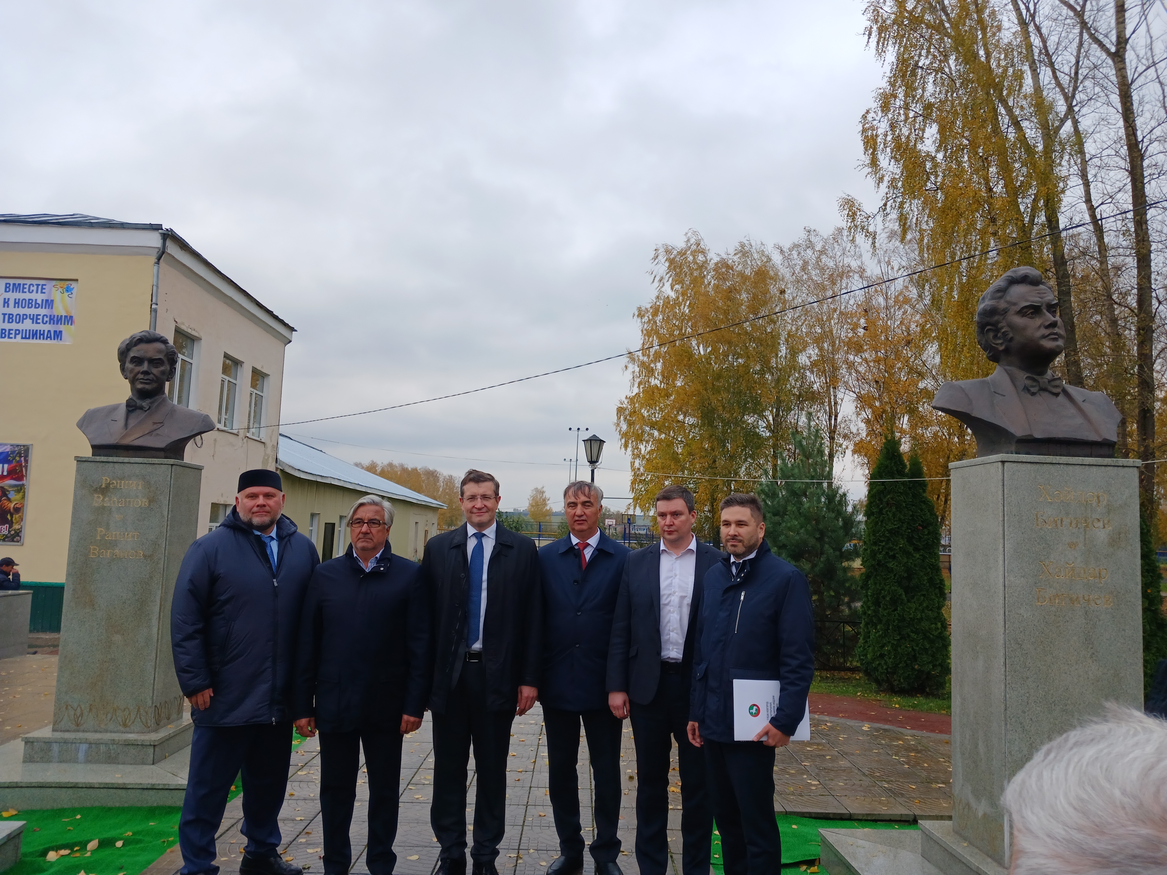 Тантана кунаклары Уразавылда күренекле җырчылар Рәшит Ваһапов һәм Хәйдәр Бигичевның бюст-һәйкәлләре янында. /Р.Минһаҗ фотосы. 